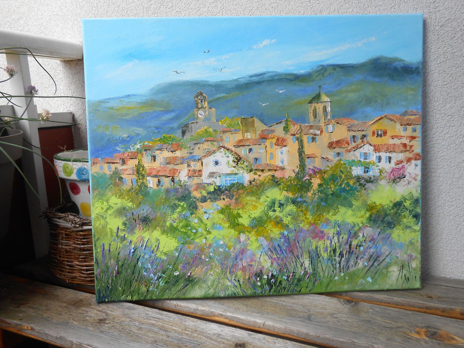 Village du Vaucluse au pied du Lubéron en situation