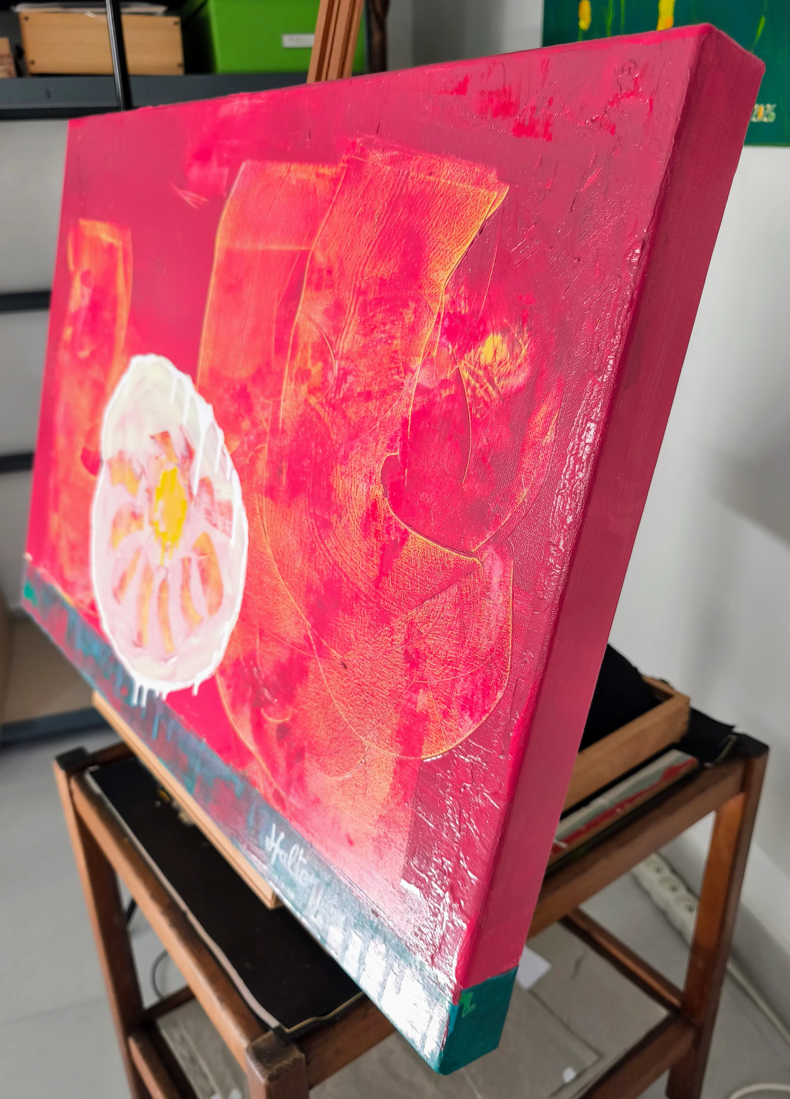 "Fleur blanche sur fond rouge" en vue latérale