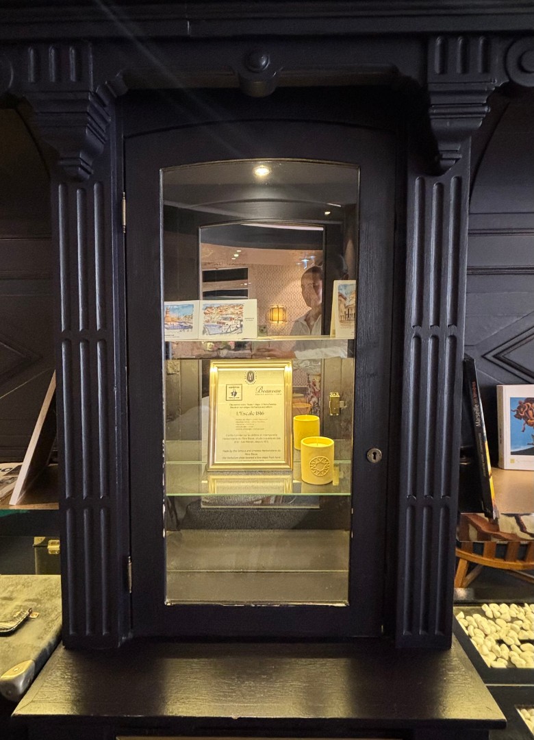 Mur · Vitrine 2 Milieu ; profondeur : 18 cm