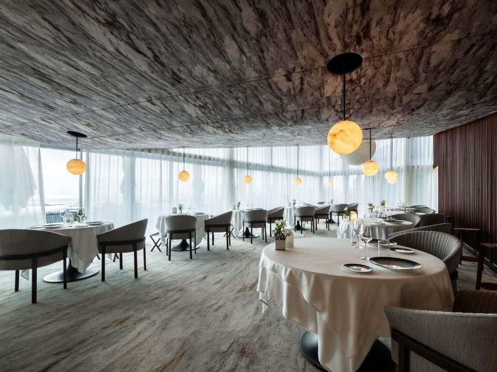 Restaurant/bar