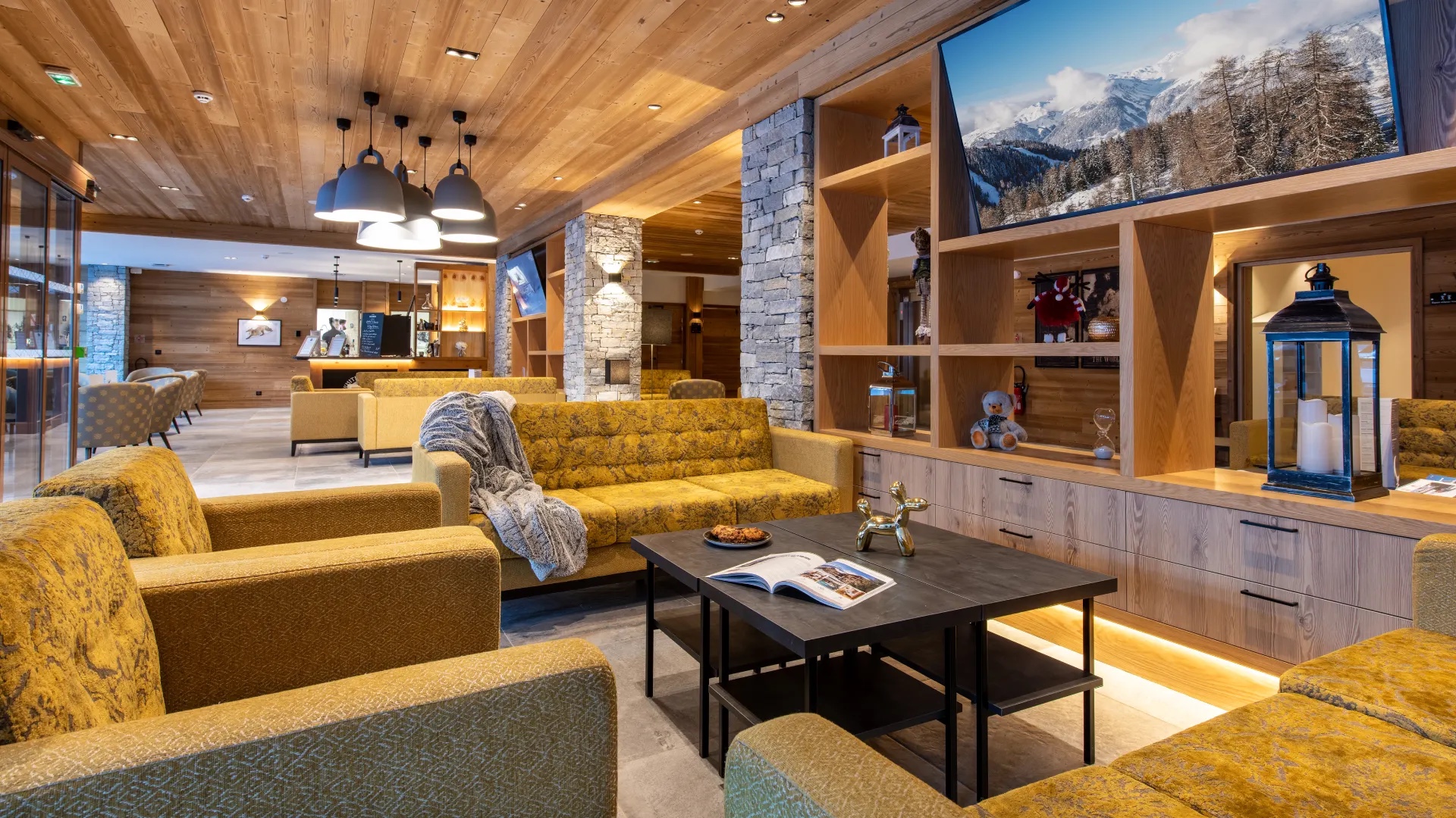 Salon/bar
